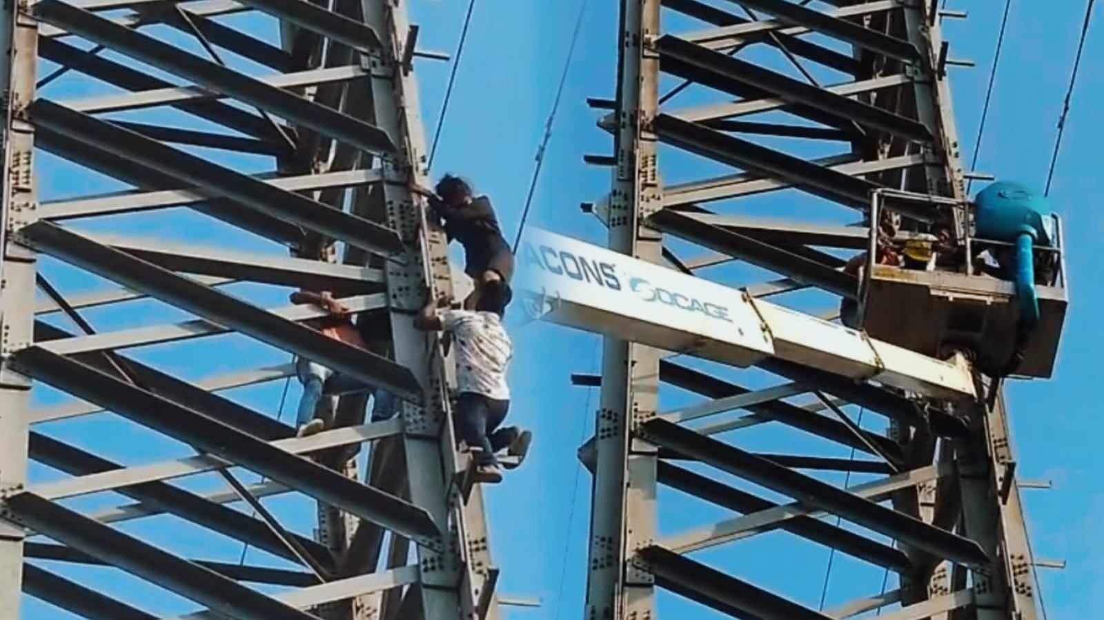 लड़के ने मिलने से किया इनकार तो बिजली के पोल पर चढ़ गई प्रेमिका, फिर हुआ हाई वोल्टेज ड्रामा, देखें वायरल वीडियो