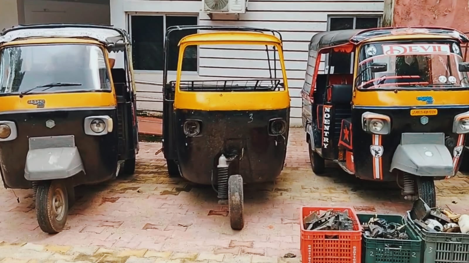 जमशेदपुर में कदमा पुलिस की बड़ी कार्रवाई: ऑटो चोरी गैंग का भंडाफोड़, सात चोरी के ऑटो और नकली नंबर प्लेट बरामद