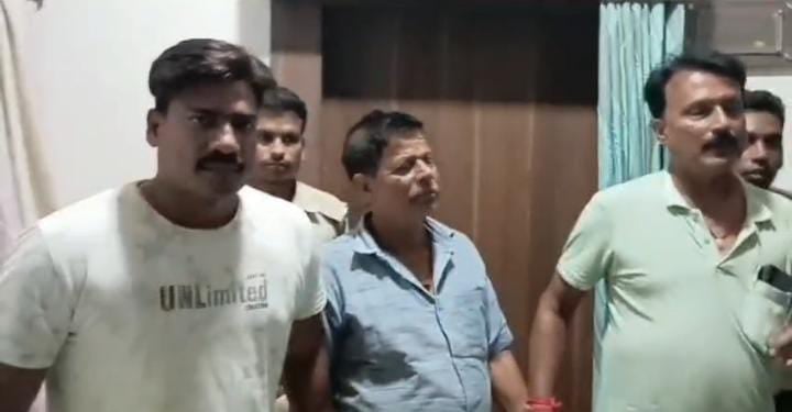 घूस लेते रंगे हाथ धराये राजस्व कर्मचारी, निगरानी टीम ने किया गिरफ़्तार