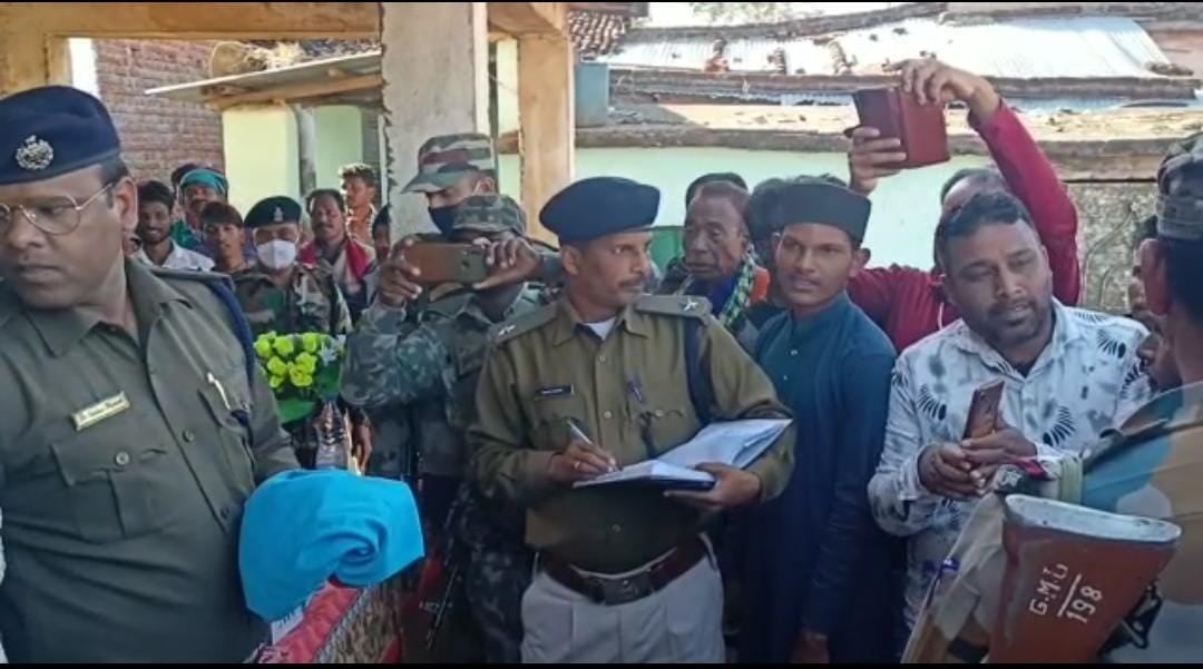 सामुदायिक पुलिसिंग के माध्यम से नक्सल प्रभावित क्षेत्रों में ग्रामीणों से सीधा संवाद करने में जुटे एसपी