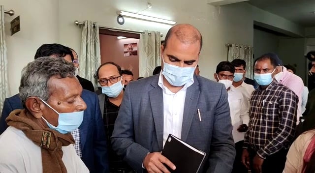 डीसी ने प्रखंड सह अंचल कार्यालय का किया निरीक्षण, बाजार में अवैध दुकान निर्माण पर रोक लगाने का दिया निर्देश