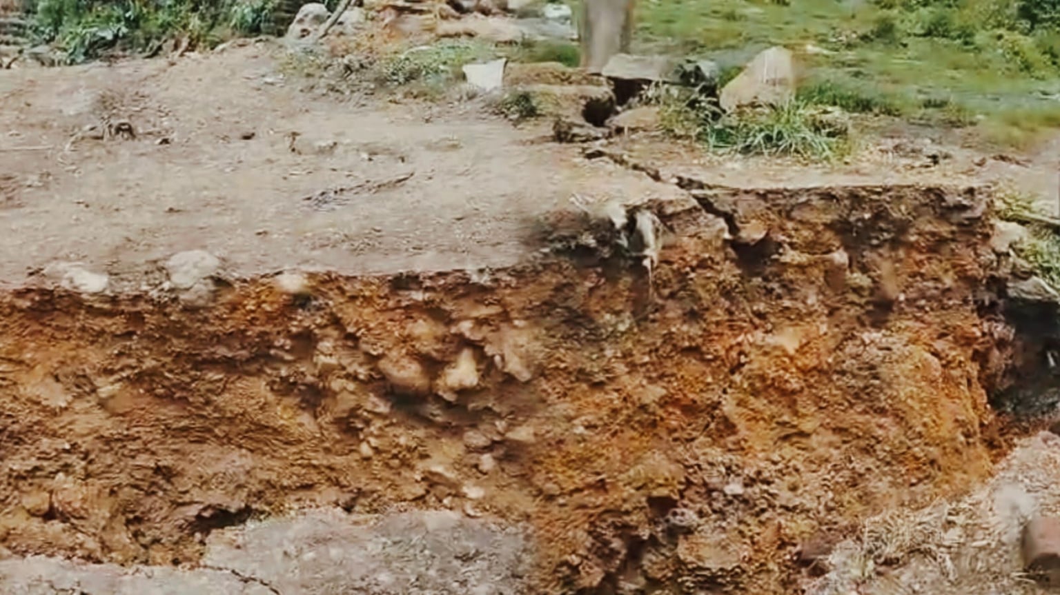 धनबाद की धरती फिर निगल गई दर्जनों घर के साथ इंसानों को! मची चीख पुकार