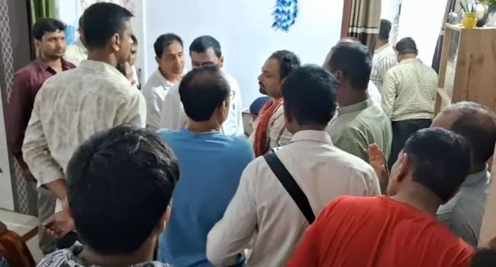 ऐसा क्या हुआ कि कमरे में MBBS डॉक्टर ने बाप के पिस्टल से खुद को मार ली गोली, पढ़े हैरान करनेवाली वजह