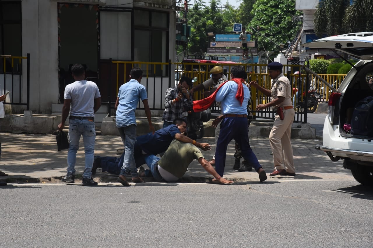 पटना में हंगामा: बीजेपी MLC के गार्ड ने बिजली कर्मी की जमकर की पिटाई,  मामूली विवाद ने लिया हिंसक रूप