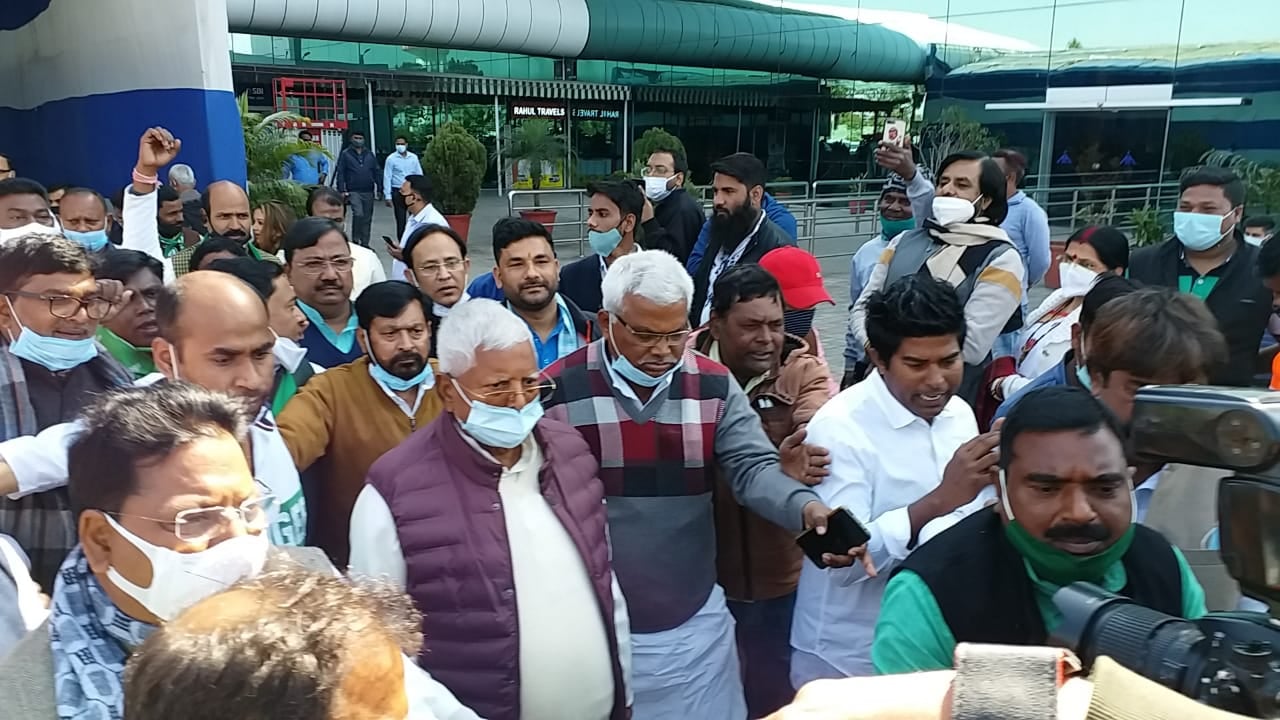 लंबे समय बाद लालू पहुंचे रांची,  "पटना से आया मेरा दोस्त, दोस्त को सलाम करो"  नारों से कार्यकर्ताओं ने किया स्वागत
