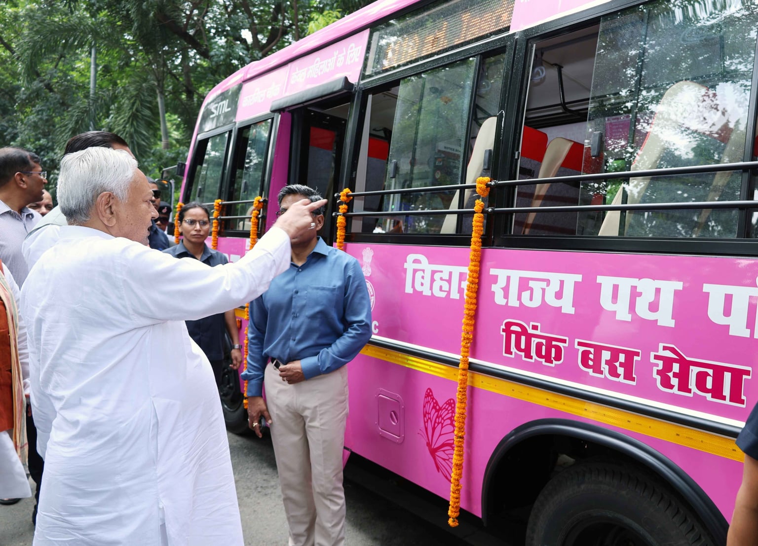 नीतीश कुमार ने आधी आबादी को दिया बड़ा तोहफा, महिलाओं के लिए 80 पिंक बसों का लोकार्पण