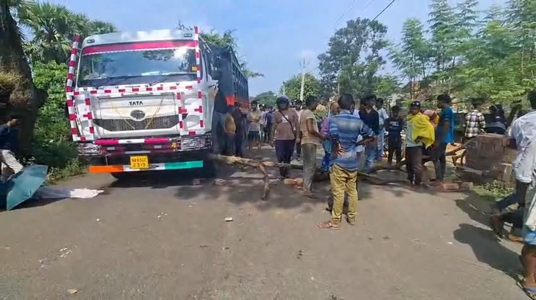 पाकुड़ में दिल दहला देने वाला हादसा, 7 वर्षीय बच्चे की सड़क दुर्घटना में मौत, मुआवजे की मांग पर सड़क जाम