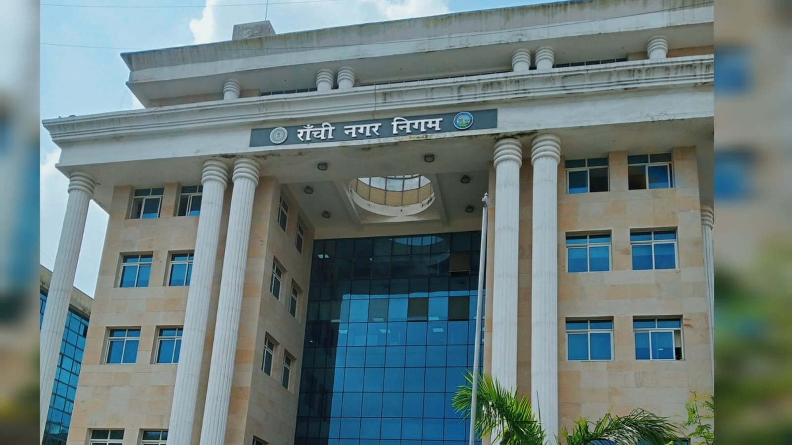 रांची में ठेला-खोमचा दुकानदारों ने किया निगम कार्यालय का घेराव, 300 से अधिक लोगों ने जताया विरोध