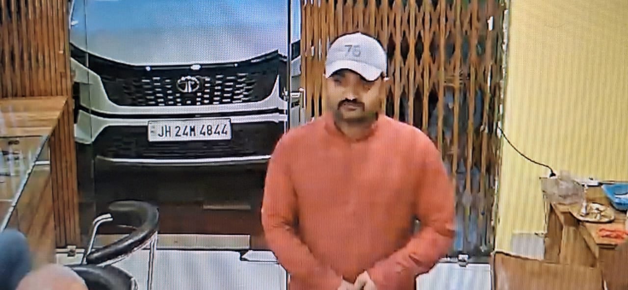 रामगढ़ अपडेट : जेसी ज्वेलर्स में डकैती, पुलिस ने अपराधी की फोटो की वायरल