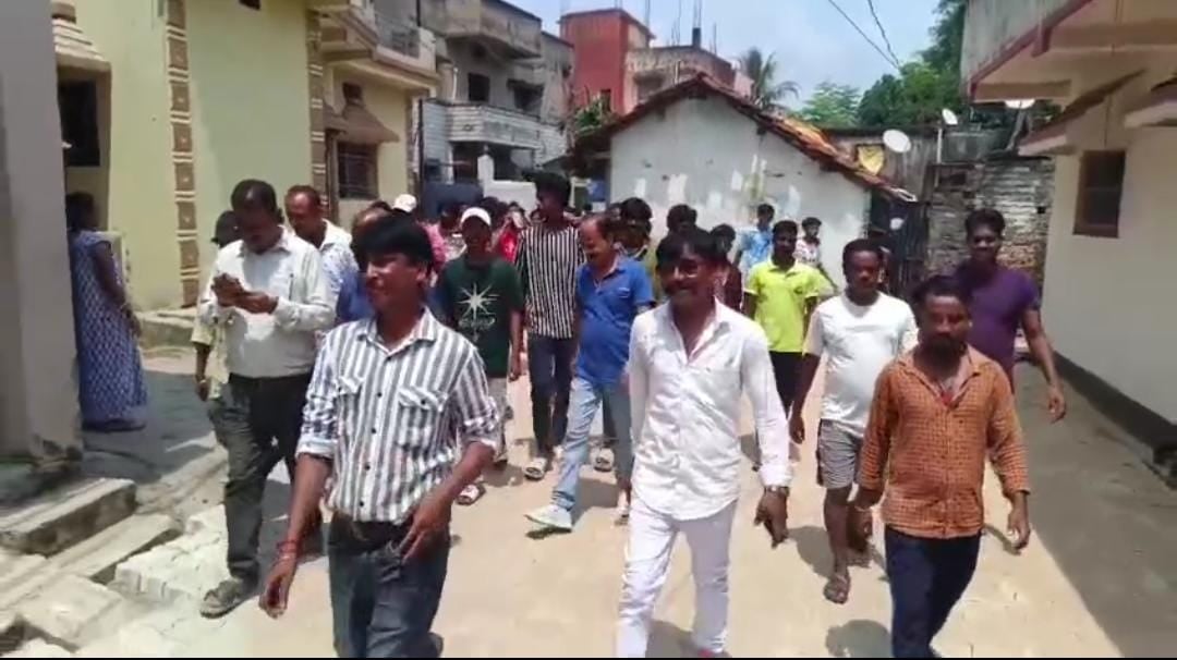 जमशेदपुर में सड़क निर्माण को लेकर बवाल, दो पक्षों में भिड़ंत के बाद पुलिस ने संभाला मोर्चा