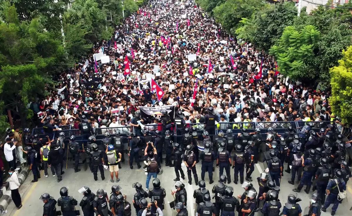 नेपाल में राष्ट्रपति के आवास पर धावा, प्रदर्शनकारियों को भगाने बड़ी संख्या में पहुंची नेपाली सैनिक