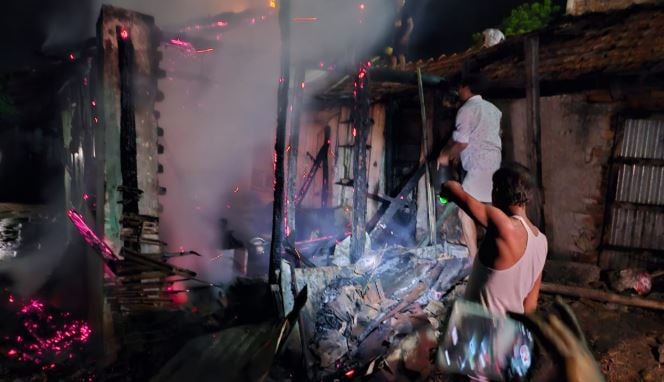 हिरणपुर में होटल में लगी भीषण आग, स्थानीय लोगों की मदद से टला बड़ा हादसा