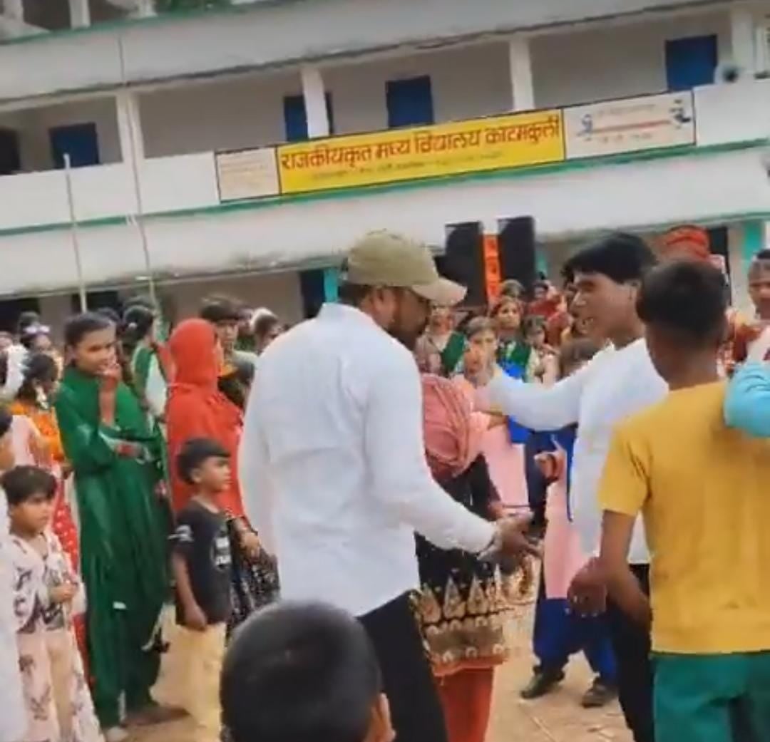 रांची: पिठौरिया स्कूल कैंपस में गुंडागर्दी, स्कूली बच्चियों और शिक्षिका से की गन्दी बात, Video Viral