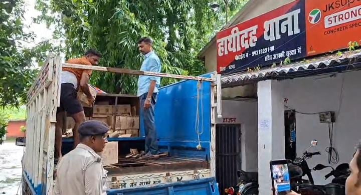 BIHAR:मोकामा में खाली पिकअप से लाखों की शराब जब्त, दो तस्कर गिरफ्तार