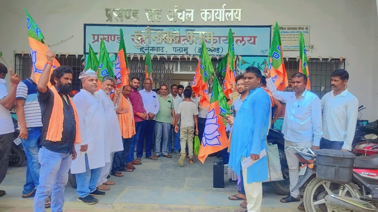 सूर्या हांसदा फर्जी एनकाउंटर, भ्रष्टाचार समेत कई मुद्दों को लेकर भाजपाईयों ने हुसैनाबाद में किया प्रदर्शन