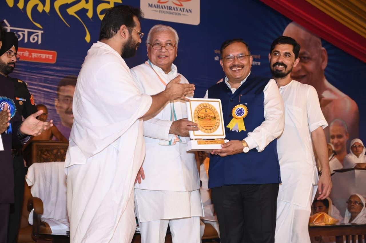 राज्यपाल आरिफ मोहम्मद ने विख्यात न्यूरो सर्जन डॉ संजय को किया सम्मानित