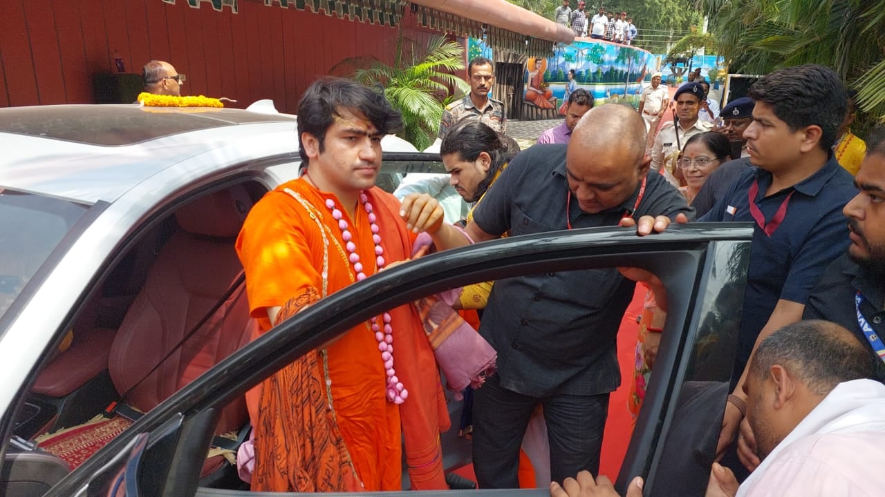 बिहार में का बा....अपने शिष्यों और भक्तों से पिंडदान का कर्मकांड करवाने गया पहुंचे पंडित धीरेंद्र शास्त्री,पढ़ें बिहार पर क्या बोले