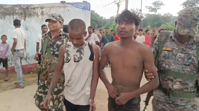 छेड़खानी की नियत से घर में घुसे दो युवकों को स्थानीय लोगों ने पीटा