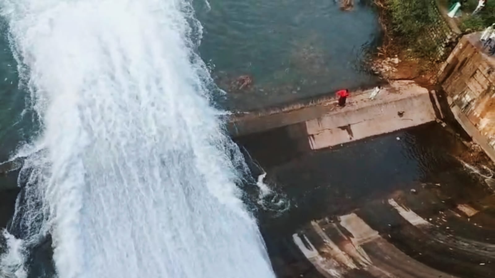 धुर्वा डैम पर खतरे का खेल: ओवरफ्लो पानी के बीच महिलाएं बना रहीं रील, सुरक्षा से कर रहीं खिलवाड़