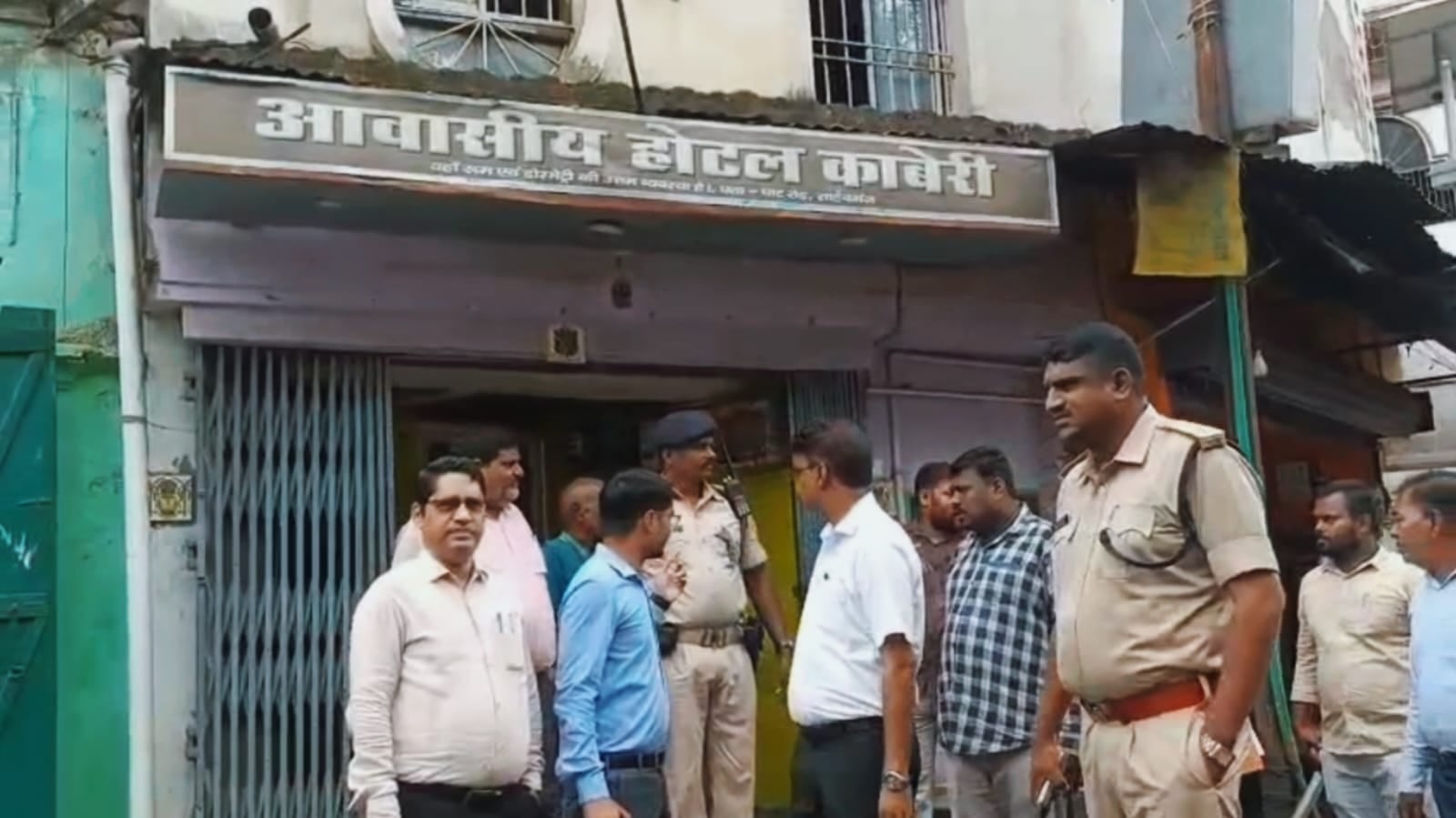 बिना लाइसेंस के चल रहे होटल-बैंक्वेट हॉल पर जिला प्रशासन की बड़ी कार्रवाई, शहर में मचा हड़कंप