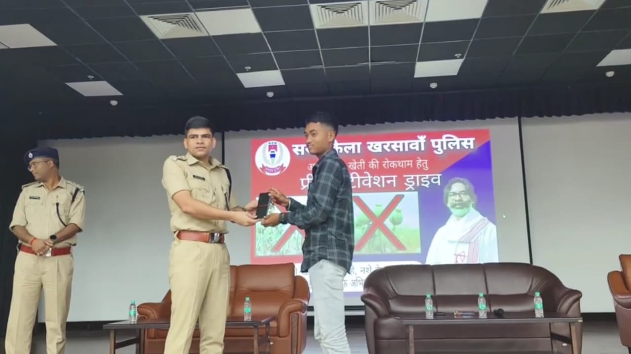 सरायकेला-खरसावां पुलिस ने बरामद किये 109 चोरी हुए महंगे फोन, असली मालिकों को सौंपा