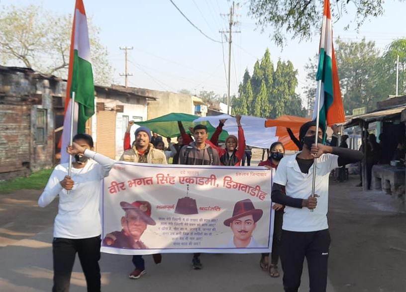 पुलवामा की तीसरी बरसी : धनबाद में निकाली गई  51 फीट की तिरंगा यात्रा
