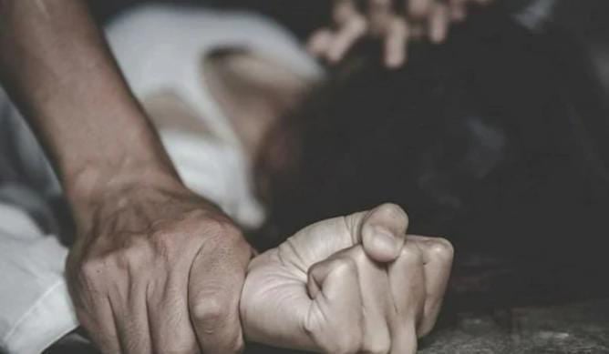 पति का दोस्त निकला दगाबाज! पहले AI से बनाया अश्लील फोटो और वीडियो फिर ब्लैकमेल कर किया रेप,पढ़े कहां का है मामला