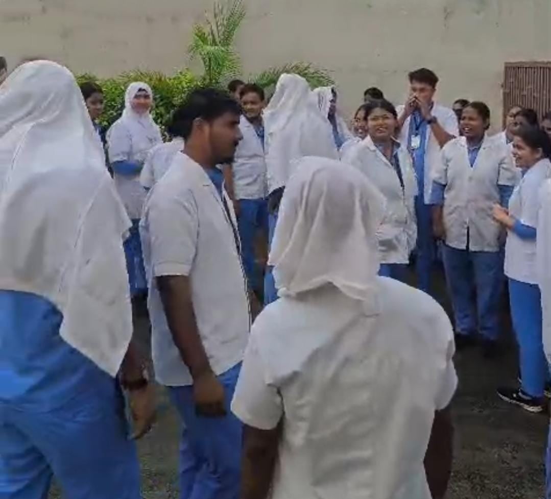 पटना में नर्सिंग कॉलेज के खिलाफ छात्रों का हंगामा, बारिश में सड़क पर उतरे छात्र-छात्राएं