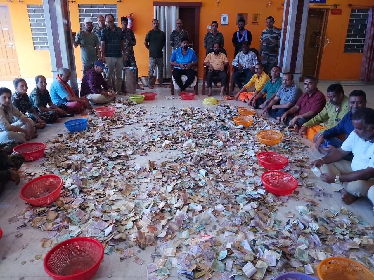 बाबा मंदिर के आय में बढ़ रही है विदेशी मुद्राओं की संख्या, पितृपक्ष में भी श्रद्धालुओं ने किए दान