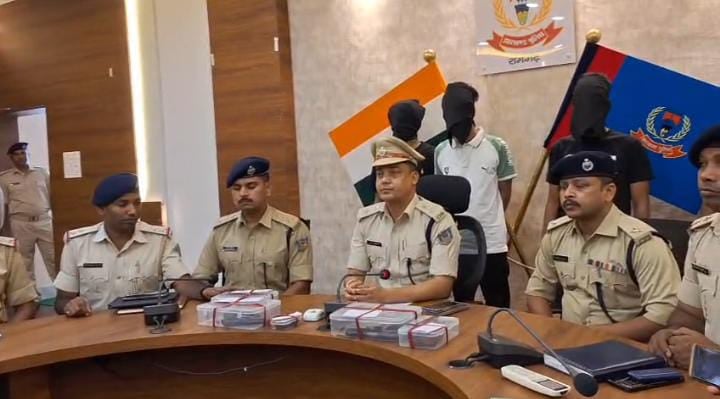 Breaking : रामगढ़ पुलिस को मिली बड़ी सफलता,राहुल दुबे गैंग के तीन शातिर अपराधियों को हथियार के साथ किया गिरफ्तार