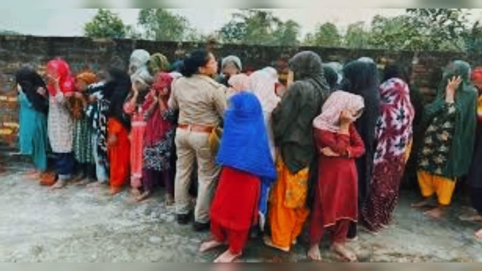 मदरसे के टॉयलेट से मिली 40 नाबालिग लड़कियां, दरवाज़ा खुला तो जांच टीम के उड़ गए होश