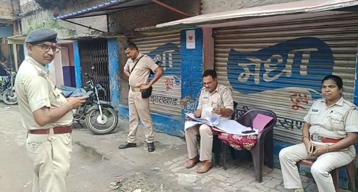 धनबाद के वासेपुर में प्रिंस खान के गुर्गे अदनान उर्फ अंडा के घर पुलिस की कुर्की जब्ती, पढ़ें किन मामले में वांछित है बदमाश