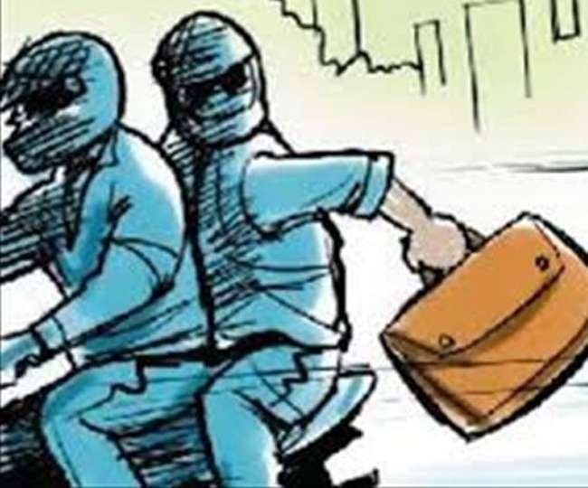 झुमरी तिलैया में स्कूटी की डिक्की से चार लाख की चोरी