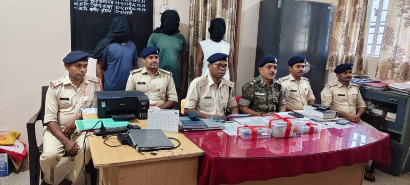 खूंटी पुलिस की बड़ी कार्रवाई,  हत्या कांड के तीन आरोपी गिरफ्तार, 5.40 लाख नकद समेत स्कूटी और मोबाइल बरामद