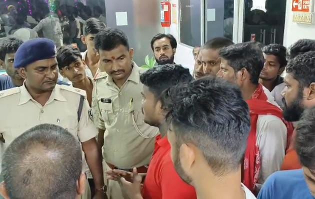 हे भगवान! दुकानदार से हुआ विवाद तो बदमाशों ने दुकानदार के बेटे को मार दी गोली, पढ़ें फिर क्या हुआ