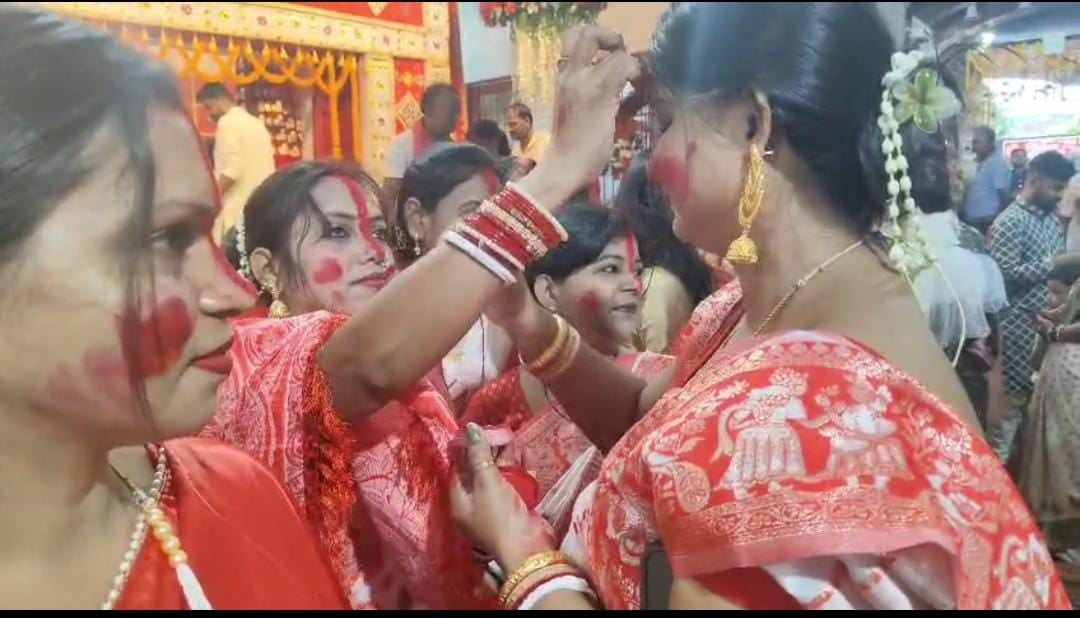 विजयादशमी पर सिंदूर खेला के साथ शुरू हुई मां दुर्गा की विदाई की रस्म, महिलाओं ने वैवाहिक सुख और समृद्धि की कामना की