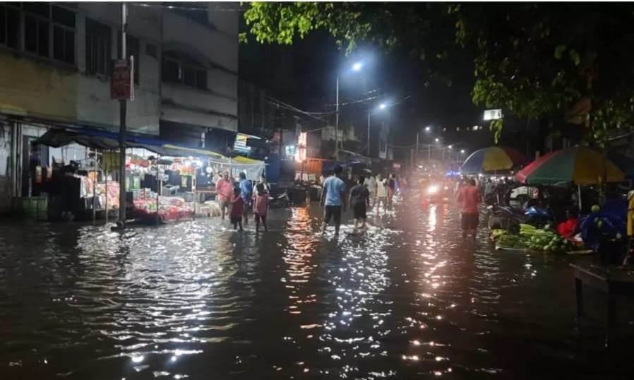 Durga Puja 2025: तेज बारिश ने कहीं रावण को जीवनदान दिया तो कहीं जूता -चप्पल को हाथ में लेने को कैसे मजबूर किया, पढ़िए !