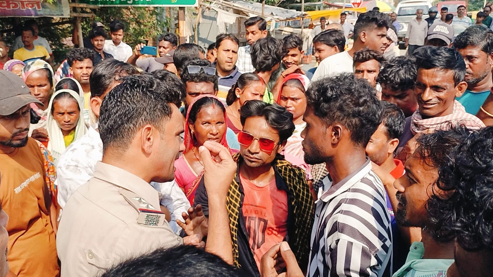जमशेदपुर ट्रैफिक पुलिस को मजदूरों से पंगा लेना पड़ गया भारी, चालान को लेकर मचा बवाल