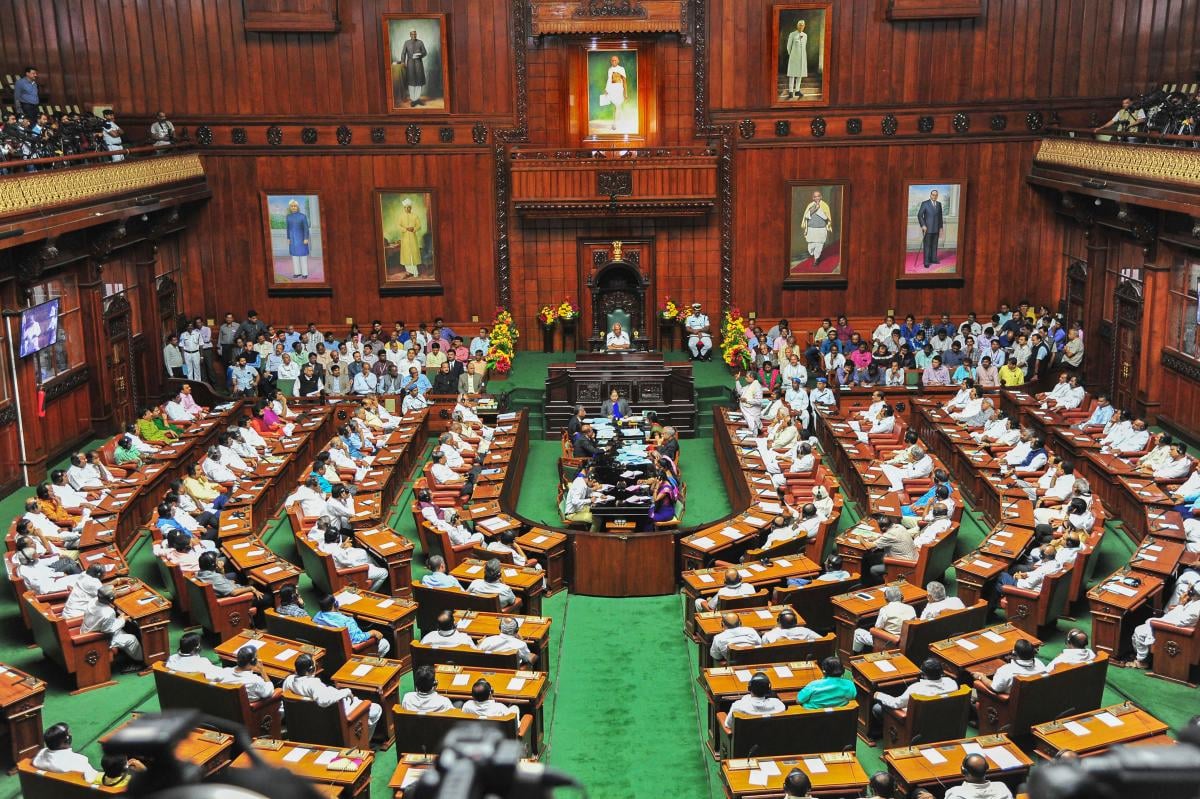 हिजाब विवाद :  कर्नाटक विधानसभा में जमकर हंगामा, बीजेपी और कांग्रेस के नेताओं के बीच जमकर हुई बयानबाजी