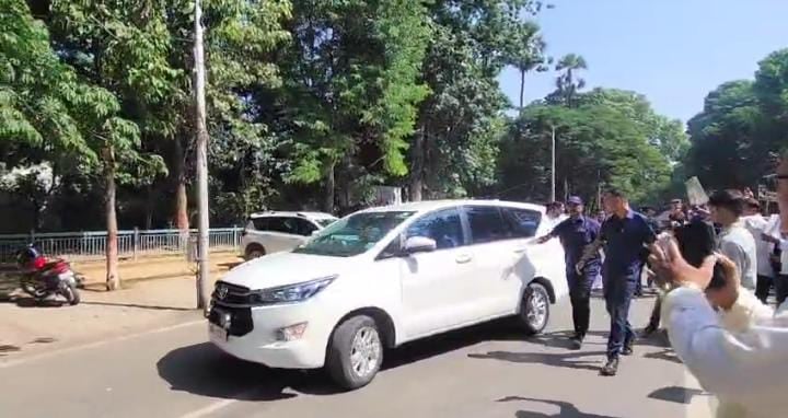 BREAKING:लालू प्रसाद यादव के काफिले के सामने राजद कार्यकर्ताओं का हंगामा, पढ़ें क्या है इनकी मांग