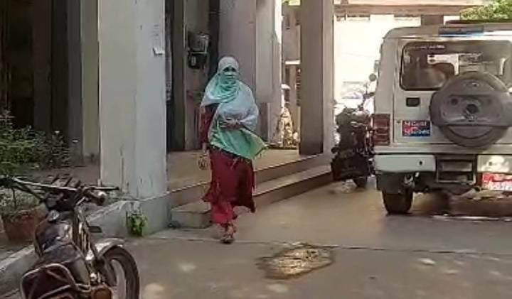 तौबा तौबा कुछ तो शर्मा कर लो ! नापी देने गई शादीशुदा युवती से दर्जी ने कर दी अश्लील हरकत पढे फिर क्या हुआ?