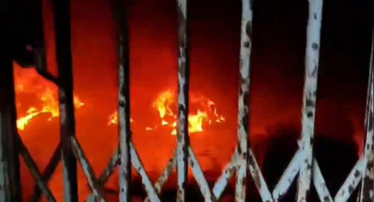 BREAKING:झरिया के इस सैकड़ो साल पुरानी मंदिर में लगी भीषण आग,लाखों का नुकसान