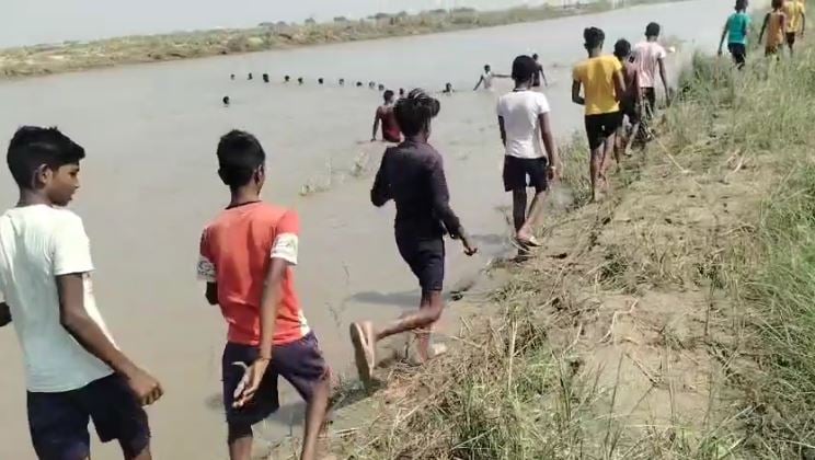 BREAKING: देखते ही देखते गंगा नदी में समा गई मासूम, परिवार में मचा कोहराम, गोताखोरों की तलाश जारी