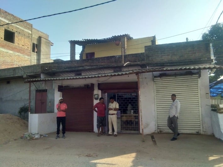 रांची में आधी रात शराब दुकान में बड़ी चोरी, कैश और सामान उड़ाकर चोर हुए फरार, CCTV में कैद हुई वारदात