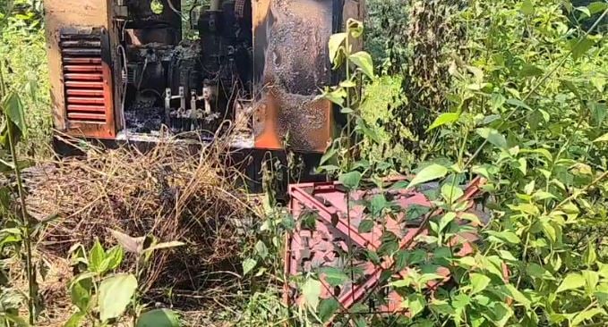 BREAKING: चाईबासा के सारंडा में नक्सलियों का आतंक, एयरटेल टावर और जेनसेट जलाए