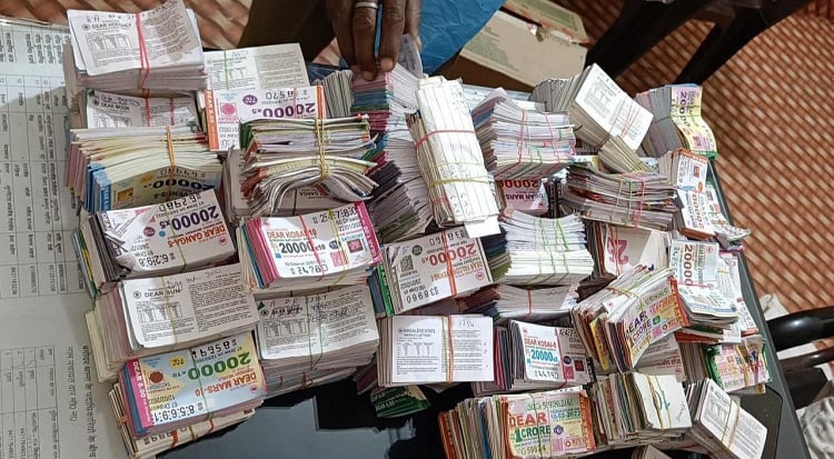 अवैध लॉटरी अड्डे पर पुलिस का छापा,  भारी मात्रा में लॉटरी टिकट और नगदी के साथ एक  गिरफ्तार