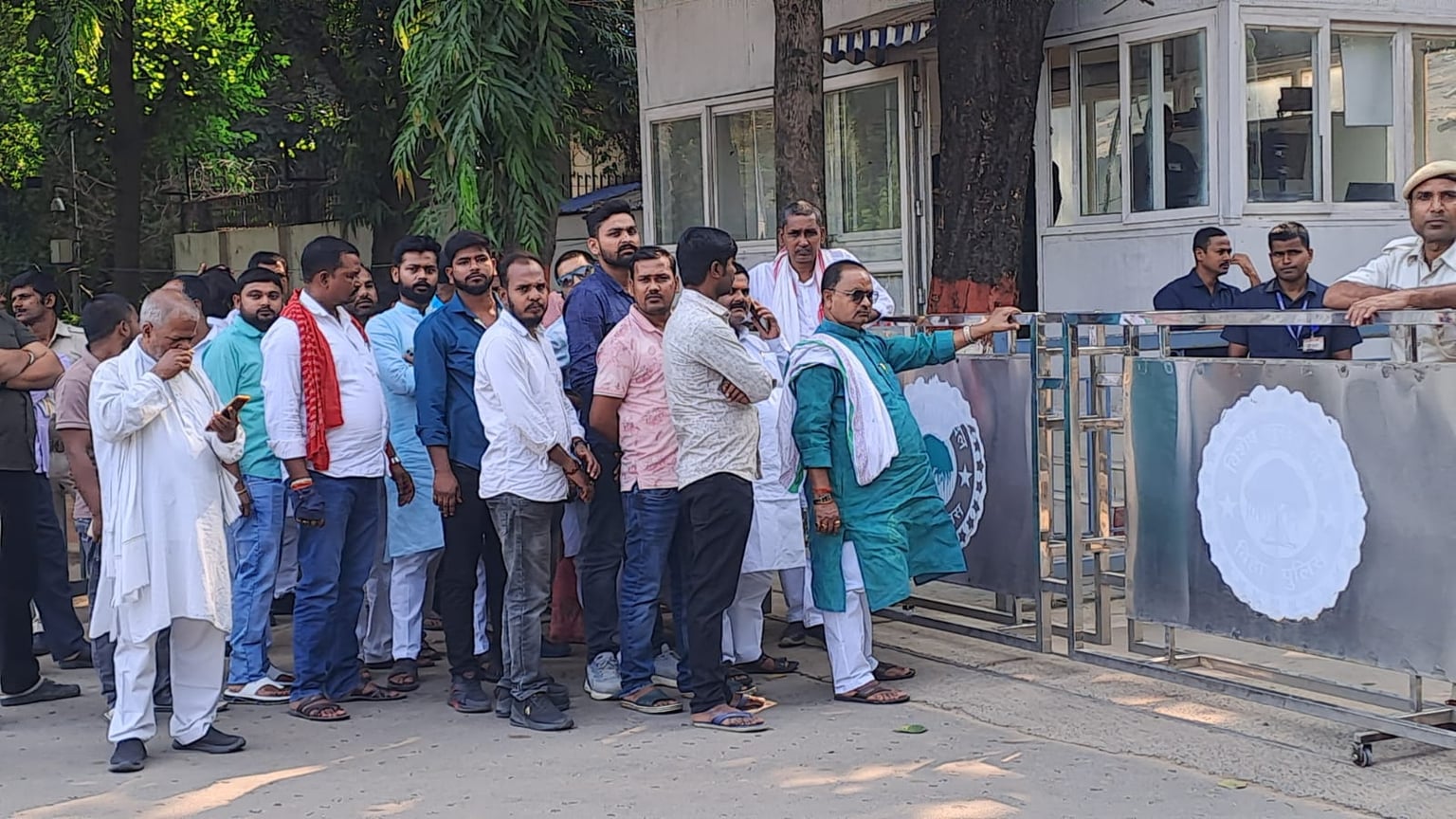 गोपाल मंडल समर्थकों संग पहुंचे सीएम नीतीश कुमार के आवास, टिकट कटने की साजिश का लगाया आरोप