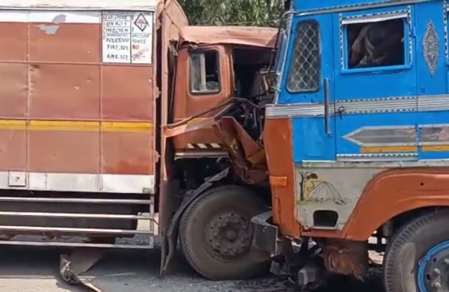 दो ट्रक के बीच जोरदार टक्कर, एक ट्रक चालक घायल