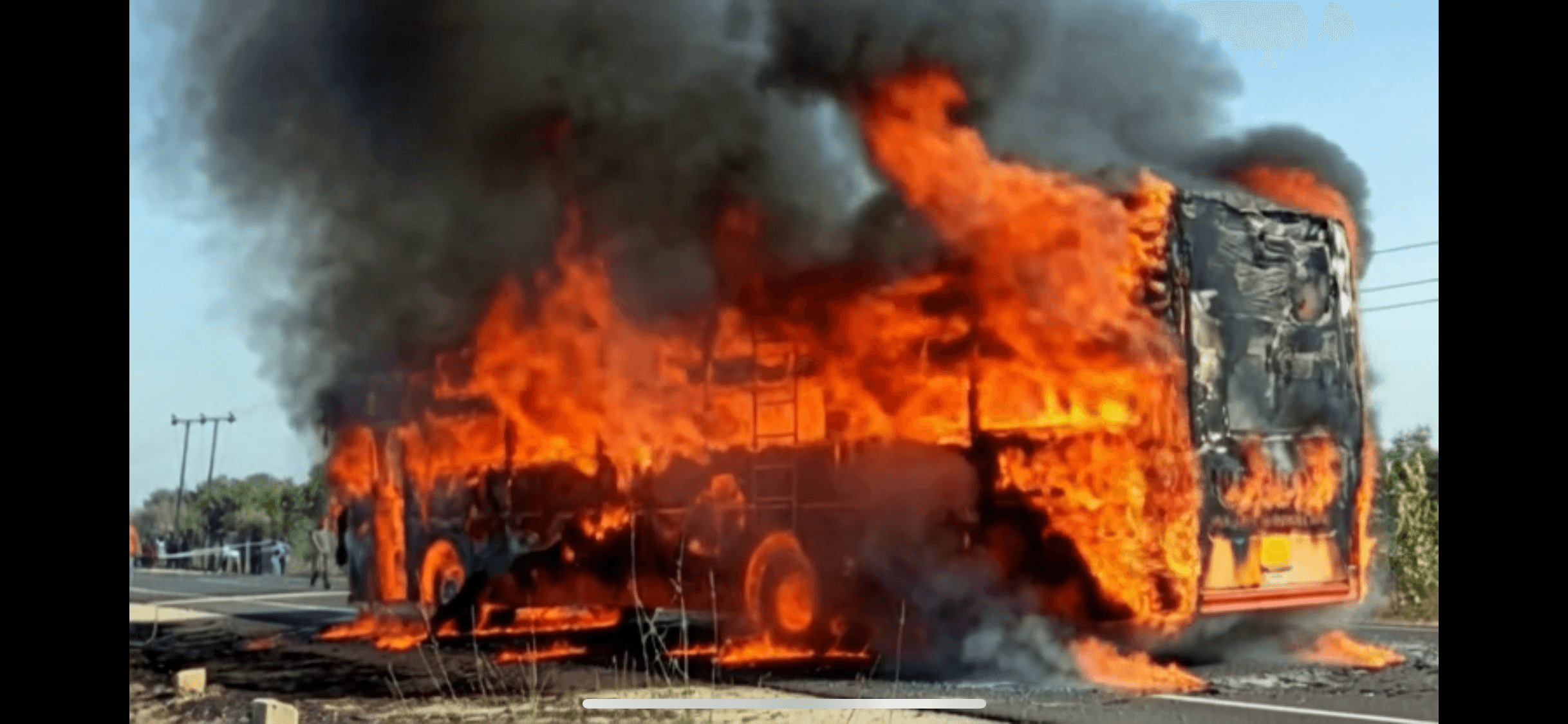 Big Breaking : अचानक चलती बस में लगी आग,20 ज़िंदा जले,30गंभीर हालत में अस्पताल में भर्ती