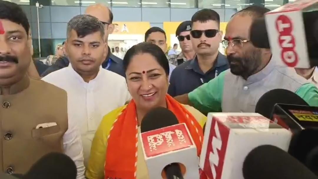 Bihar Election : चुनाव प्रचार के लिए पटना पहुंची दिल्ली की सीएम रेखा गुप्ता,  उपमुख्यमंत्री विजय कुमार सिन्हा के नॉमिनेशन कार्यक्रम में होंगी शामिल